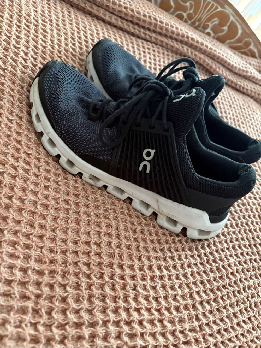 ON cloudswift running sneakers 8.5